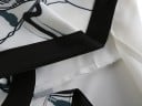 Dámská bílá midi sukně s kresbou obličeje Rovný střih s rozparkem vpředu Přední díl s černým lemováním Výrazný umělecký potisk Polyester 3