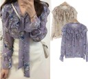 Dámská blůza s mašlí u krku a volánky kolem dekoltu a ramen Dlouhý rukáv s volánovými manžetami Jemný květinový vzor Polyester 3