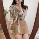 Dámská blůza s mašlí u krku a volánky kolem dekoltu a ramen Dlouhý rukáv s volánovými manžetami Jemný květinový vzor Polyester 6
