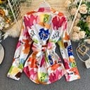 Dámská blůza s pestrobarevným abstraktním potiskem na bílém podkladu Vázání v pase Dlouhé rukávy se širokými manžetami Košilový límeček Polyester 2