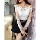 Dámska blúzka s kvetinovou čipkou a dlhými priehľadnými rukávmi Čipka lemujúca výstrih aj rukávy Priliehajúci strih Polyester a spandex 1