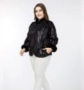 Dámská černá bunda s lesklým vzorem krokodýlí kůže Chlupatý límec a manžety Zaoblené přední cípy Boční kapsy Materiál polyester a bavlna 4