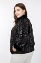 Dámská černá bunda s lesklým vzorem krokodýlí kůže Chlupatý límec a manžety Zaoblené přední cípy Boční kapsy Materiál polyester a bavlna 11