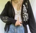 Dámská černá mikina na zip s kapucí Květinový ornamentální potisk na předním dílu rukávu a zádech Široký žebrovaný lem Polyester a bavlna 2