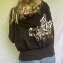 Dámská černá mikina na zip s kapucí Květinový ornamentální potisk na předním dílu rukávu a zádech Široký žebrovaný lem Polyester a bavlna 3