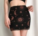 Dámská černá mini sukně s potiskem Měsíce a Slunce Přiléhavá dvouvrstvá sukně ze síťoviny se zvlněným lemem Polyester a spandex 1
