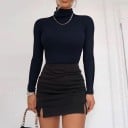 Dámská černá mini sukně s rozparkem na přední straně Rovný přiléhavý střih Zapínání na zip Viditelné prošití Hladká látka Polyester 2