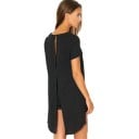 Dámska čierna blúzka s krátkym rukávom a predĺženou zadnou časťou Rozparok na chrbte Kulatý výstrih Asymetrický lem Polyester 3