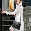 Dámska čierna crossbody kabelka z pravej kože s nitmi a pletenými páskami Ozdobný strapec Pútko na zápästí a popruh cez rameno 24 x 17 x 3 cm 2