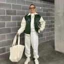 Dámská college bunda Zelená s krémovými rukávy z umělé kůže Výrazný plastický nápis Límeček a boční kapsy Polyester a bavlna 3