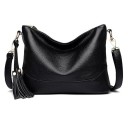 Dámska crossbody kabelka cez rameno na zips so strapcom Vrecká na zips vzadu aj vo vnútri Mäkká zrnitá pravá koža Rozmer 26 x 19 x 10 1