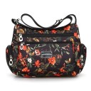 Dámska crossbody kabelka cez rameno s potlačou Niekoľko vreciek na zips vpredu aj po stranách Látka oxford a polyester 26 x 20 x 10 cm 8