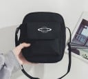 Dámska crossbody kabelka cez rameno z oxfordskej látky a polyesteru Predná kapsa s klopou a motívom planéty Rozmery 17 x 19 x 6 cm 2