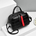 Dámska crossbody kabelka do ruky Krokodília ražba Ucho s kovovými nýtmi Dvojitý zips Červený ozdobný pásik Umelá koža 21 x 15 x 9 cm 2