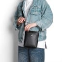 Dámská crossbody kabelka na mobil z pravé kůže Hlavní komora na zip Dvě vnější kapsy Tenký popruh s karabinkami Plochý tvar 15 x 19 cm 9