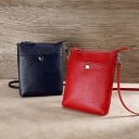 Dámska crossbody kabelka na mobil z pravej kože Hlavná komora na zips Dve vonkajšie vrecká Tenký popruh s karabínkami Plochý tvar 15 x 19 6
