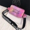 Dámská crossbody kabelka přes rameno Lesklý povrch Nápis na přední straně Široký popruh s potiskem Zapínání na zip PU kůže 21 x 12 x 6 cm 8