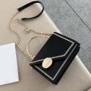 Dámska crossbody kabelka s asymetrickou klopou a kruhovým kovovým uchem Retiazkový popruh Ozdobné lemovanie PU kože 19 x 15 x 7 cm 2