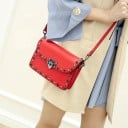 Dámská crossbody kabelka s cvočky a kovovým zapínáním Dva odepínací popruhy včetně pestrobarevného PU kůže Rozměr 21 x 15 x 6 cm 5