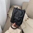 Dámska crossbody kabelka s geometrickým prešívaním a kovovými cvočkami Klopa s kovovým zapínaním Reťazový popruh PU koža 18 x 13,5 x 6,5 6
