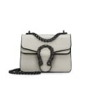 Dámska crossbody kabelka s hadím vzorom a kovovou sponou na klope Reťazový popruh z tmavého kovu Tmavé lemovanie hrán Umelá koža 1
