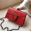 Dámska crossbody kabelka s hadím vzorom a ozdobnou sponou Reťazový popruh z tmavého kovu Klopa Umelá koža 25 x 16 x 9 cm 3