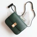 Dámska crossbody kabelka s klopou a obdlžníkovou kovovou sponou Hranatý minimalistický tvar Úzky popruh Pravá koža a PU koža 18