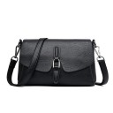 Dámska crossbody kabelka s klopou a ozdobným pásikom s kovovým krúžkom Kapsa na zips na zadnej strane Pravá koža Rozmer 24 x 16 x 10 cm 1