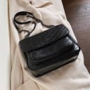 Dámska crossbody kabelka s klopou a prešívaním do tvaru V Reťazový popruh s koženkovým dielom Lesklá zvrásnená PU koža a polyester 14