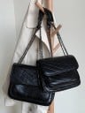 Dámská crossbody kabelka s klopou a prošíváním do tvaru V Řetízkový popruh s koženkovým dílem Lesklá zvrásněná PU kůže a polyester 10