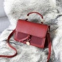 Dámska crossbody kabelka s klopou do ruky aj cez rameno Ozdobný uzol s kovovým príveskom Dlhý popruh PU koža 20 x 7,5 x 14,5 cm 5