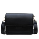 Dámska crossbody kabelka s klopou Obdĺžnikový tvar Široký popruh s karabínkami Prešívané okraje PU kože a polyester 19,5 x 15,5 x 7,5 cm 2