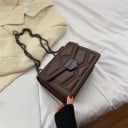Dámska crossbody kabelka s klopou z PU kože Geometrické prešívanie s cvočkami Reťazkový popruh Kovový zámok Rozmery 23,5 x 16,5 x 9,5 cm 3