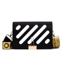 Dámská crossbody kabelka s kontrastními diagonálními pruhy Ozdobný klip na klopě Široký popruh PU kůže a polyester 19 x 15 x 7 cm 2