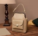 Dámská crossbody kabelka s kovovým rámečkem a kuličkovým zapínáním Ucho a odnímatelný popruh Přední kapsa s otočným zámkem 18 x 24 x 7 cm 2