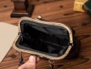 Dámská crossbody kabelka s kovovým rámečkem a kuličkovým zapínáním Ucho a odnímatelný popruh Přední kapsa s otočným zámkem 18 x 24 x 7 cm 6