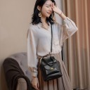Dámská crossbody kabelka s kovovým rámečkem a kuličkovým zapínáním Ucho a odnímatelný popruh Přední kapsa s otočným zámkem 18 x 24 x 7 cm 8