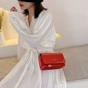 Dámská crossbody kabelka s lesklým povrchem Řetízkový popruh přes rameno Klopa se zapínáním Na telefon a drobnosti PU kůže 19 x 7 x 12 cm 7