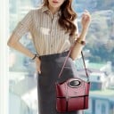 Dámská crossbody kabelka s oválným uchem v kovovém rámečku Lesklé pruhy Zadní kapsa na zip Odepínací popruh PU kůže 26 x 10 x 21 cm 9