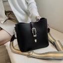 Dámská crossbody kabelka s ozdobnou přezkou Široký nastavitelný popruh Zlaté kovové detaily PU kůže a polyester 21 x 20 x 11 cm 2