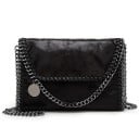 Dámska crossbody kabelka s reťazovým popruhom Klopa lemovaná reťazcom Guľatý kovový prívesok PU koža a polyester Rozmer 29 x 19 x 7 cm 1