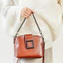 Dámska crossbody kabelka s retiazkom a dlhým popruhom Štvorcová kovová ozdoba Zapínanie na zips Vnútorné vrecká Pravá koža 22 x 16 x 11 cm 6