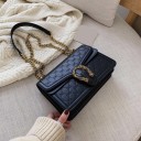 Dámská crossbody kabelka s řetízkovým popruhem a ozdobnou sponou Plastický vyražený vzor Pevný obdélníkový tvar s klopou Umělá kůže 3