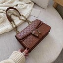 Dámská crossbody kabelka s řetízkovým popruhem a ozdobnou sponou Plastický vyražený vzor Pevný obdélníkový tvar s klopou Umělá kůže 4