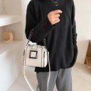 Dámska crossbody kabelka s veľkou hranatou prackou Masívne reťazové ucho Dlhý popruh cez rameno Zapínanie na zips PU koža 18 x 16 x 11 cm 8