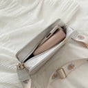 Dámská crossbody kabelka se vzorem sedmikrásek Široký nastavitelný popruh Zapínání na zip PU kůže 19 x 6 x 12 cm Na každý den 7