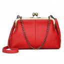 Dámska crossbody kabelka v retro štýle s kovovým rámom Zapínanie na guličky Ťažítko a dlhý popruh Zrnitá PU koža 24 x 17 x 7 cm 2