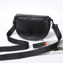 Dámska crossbody kabelka v tvare polmesiaca Široký popruh cez rameno Pravá koža a polyester Zadná kapsa na zips 25 x 16 x 7,5 cm 7