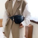 Dámská crossbody kabelka ve tvaru ledvinky s prošívaným vzorem Zip s ozdobným střapcem Popruh s přezkou PU kůže a polyester 25 x 14 cm 5