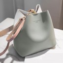 Dámska crossbody kabelka vo tvaru vaku cez rameno Hladká PU koža Zapínanie na zips Široký popruh v kontrastnej farbe 21 x 21 x 13 cm 4